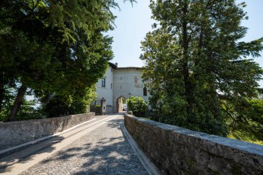 Spilimbergo, İtalya. 3 Haziran 2021 Kasaba Kalesi 'nin giriş köprüsündeki antik geçit.