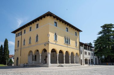 Spilimbergo, İtalya. 3 Haziran 2021. Duomo Meydanı 'ndaki La Loggia sarayının geniş manzarası