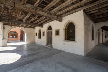 Spilimbergo, İtalya. 3 Haziran 2021. Kasaba merkezindeki antik ortaçağ evi manzarası.