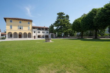 Spilimbergo, İtalya. 3 Haziran 2021 Duomo Meydanı 'nın merkezindeki antik kuyu.