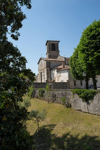 イタリアのSpilimbergo 2021年6月3日町の中心部にあるサンタ マリア マッジョーレ大聖堂のパノラマビュー — ストック写真