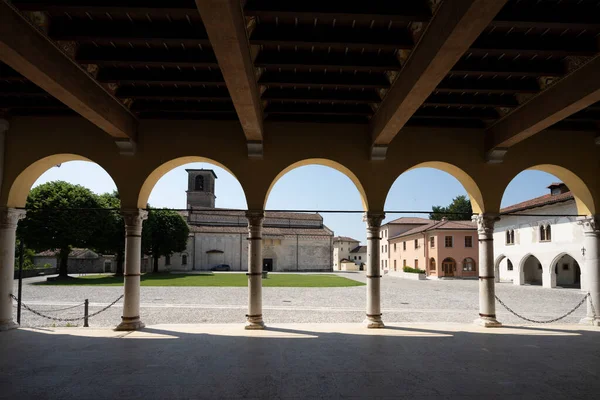 イタリアのSpilimbergo 2021年6月3日La Loggia宮殿のポルティコの下からドゥオーモ広場の景色 — ストック写真