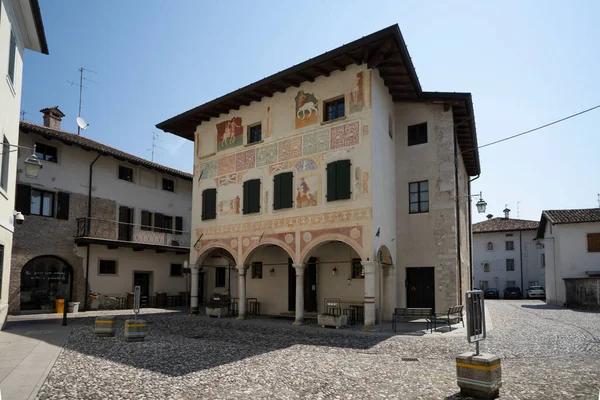 イタリアのSpilimbergo 2021年6月3日 東塔に隣接する建物の装飾の眺め 旧市街門 歴史的中心部 — ストック写真