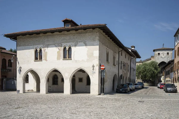 イタリアのSpilimbergo 2021年6月3日町の中心部にある古代中世の家の眺め — ストック写真