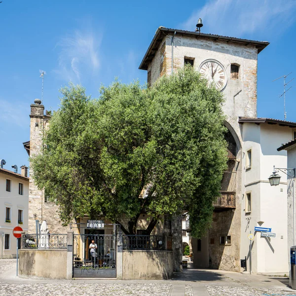 イタリアのSpilimbergo 2021年6月3日旧市街の東塔旧市街門の眺め — ストック写真
