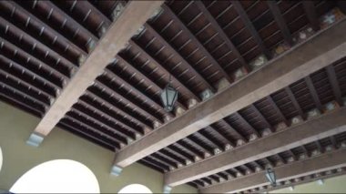  Spilimbergo, İtalya. 3 Haziran 2021. Şehir merkezinde La Pergola olarak da bilinen Palazzo della Loggia 'nın antik geçidi.