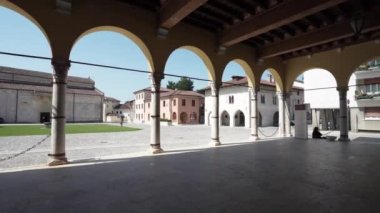 Spilimbergo, İtalya. 3 Haziran 2021. Şehir merkezinde La Pergola olarak da bilinen Palazzo della Loggia 'nın antik geçidi.