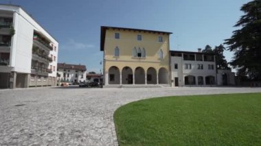 Spilimbergo, İtalya. 3 Haziran 2021 'de şehir merkezindeki La Pergola olarak da bilinen Palazzo della Loggia' nın görüntüsü