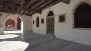 Spilimbergo, İtalya. 3 Haziran 2021. Kasaba merkezindeki antik ortaçağ ev girişinin manzarası.