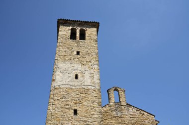 Muggia, İtalya. 13 Haziran 2021 Eski Muggia arkeoloji parkındaki St. Mary Assunta Kilisesi manzarası