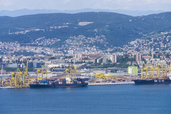 Trieste, İtalya. 13 Haziran 2021. Limanda demirlemiş gemilerin panoramik görüntüsü