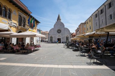 Muggia, İtalya. 13 Haziran 2021 Saints John ve Paul Katedrali 'nin panoramik manzarası.