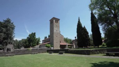 Muggia, İtalya. 13 Haziran 2021 Eski Muggia arkeoloji parkındaki St. Mary Assunta Kilisesi manzarası