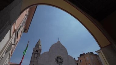 Muggia, İtalya. 13 Haziran 2021 Saints John ve Paul Katedrali 'nin panoramik manzarası.