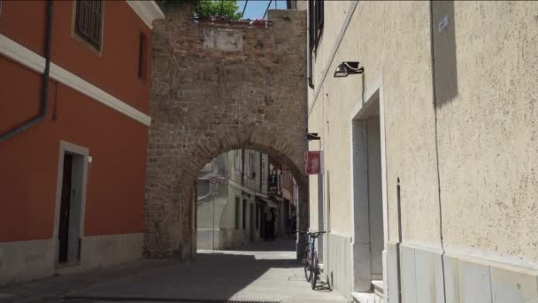 Muggia Olaszország 2021 Június Régi Városkapu Város Történelmi Központjának Bejáratánál — Stock videók