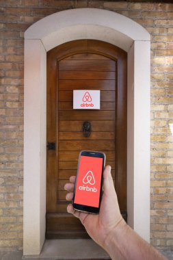 Udine, İtalya. 23 Haziran 2021. Airbnb platformu tarafından kiralanmış bir evin kapısının önünde.