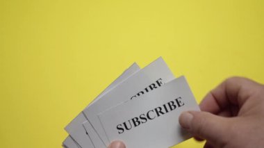 Biletleri karıştıran bir adam renkli bir yüzeye abone oluyor.