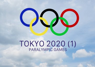 Udine, İtalya, Temmuz 2021. 2020 yılını Tokyo Olimpiyatları 'nın sembolü olarak tutarak yaratılan kafa karışıklığı kavramı, bunun yerine 2021 yılında gerçekleşti.