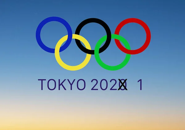 2021年7月 イタリアのウディネ 2020年を東京オリンピックの象徴とし 2021年に開催することで生じる混乱の概念 — ストック写真