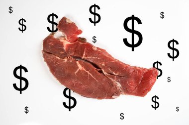 Biftek ve beyaz bir yüzey üzerinde dolar işaretleri.