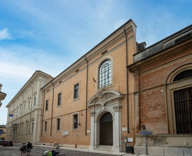 Mantua, İtalya. 13 Temmuz 2021 'de şehir merkezindeki belediye kütüphanesinin görüntüsü.