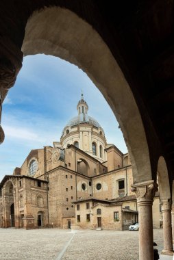 Mantua, İtalya. 13 Temmuz 2021 'de Leon Battista Alberti Meydanı şehir merkezinde görüldü.