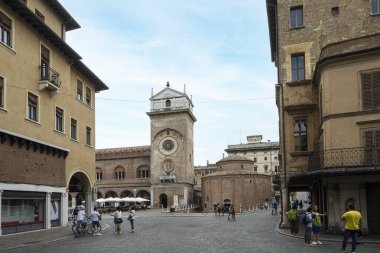 Mantua, İtalya. 13 Temmuz 2021 Piazza delle Erbe şehir merkezindeki saat kulesinin görüntüsü.