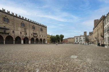Mantua, İtalya. 13 Temmuz 2021. Şehir merkezindeki Sordello Meydanı 'nın panoramik görüntüsü