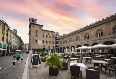 Mantua, İtalya. 13 Temmuz 2021. Şehir merkezinde Piazza delle Erbe görünümü