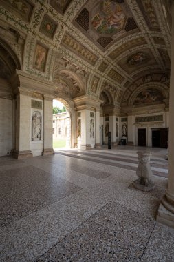 Mantua, İtalya. 13 Temmuz 2021 Te Sarayı 'nın iç avlusunun manzarası