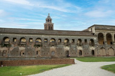 Mantua, İtalya. 13 Temmuz 2021. San Giorgio Kalesi 'nin pencereleri şehir merkezinde.