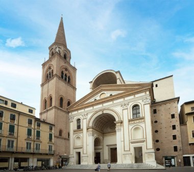 Mantua, İtalya. 13 Temmuz 2021. Şehir merkezindeki St. Anrdew Kilisesi cephesi