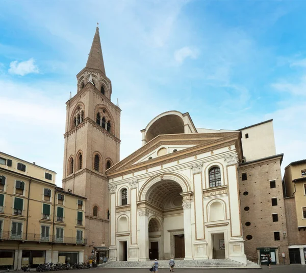 Mantua, İtalya. 13 Temmuz 2021. Şehir merkezindeki St. Anrdew Kilisesi cephesi