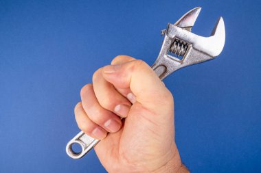 Mavi arkaplan önünde ayarlanabilir bir anahtar.