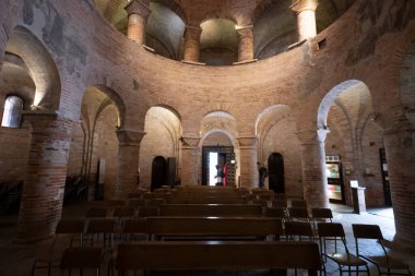 Mantua, İtalya. 13 Temmuz 2021. Şehir merkezindeki Rotonda di San Lorenzo adlı eski kilisenin iç manzarası.