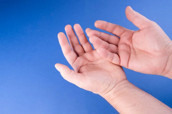 Handflatorna Två Manliga Händer Med Blå Bakgrund — Stockfoto