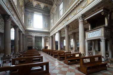 Mantua, İtalya. 13 Temmuz 2021. Şehir merkezindeki St. Peter Katedrali 'nin iç manzarası.