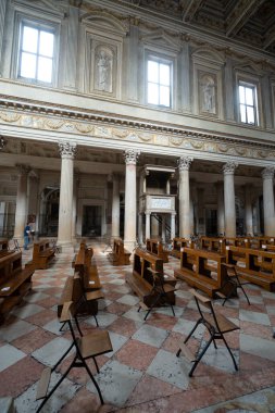 Mantua, İtalya. 13 Temmuz 2021. Şehir merkezindeki St. Peter Katedrali 'nin iç manzarası.