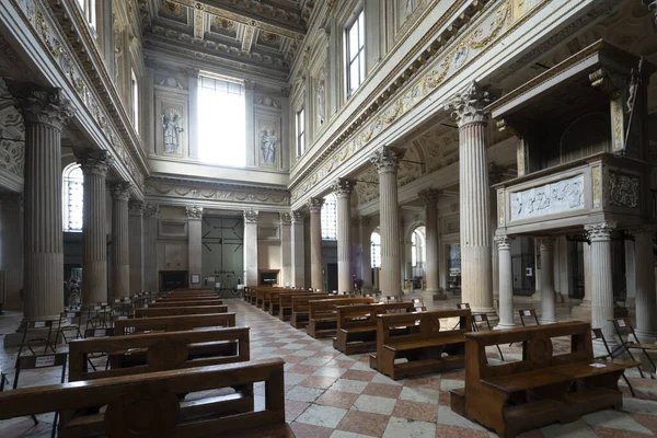 Mantua, İtalya. 13 Temmuz 2021. Şehir merkezindeki St. Peter Katedrali 'nin iç manzarası.