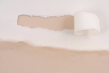 Bir kartondan koparılan bir şerit bir yazıt için yer açar.