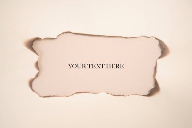 Bir kartın yanmış kenarları ile bir boşluk