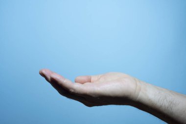 Mavi arka planı olan bir adamın avucunun içinde.