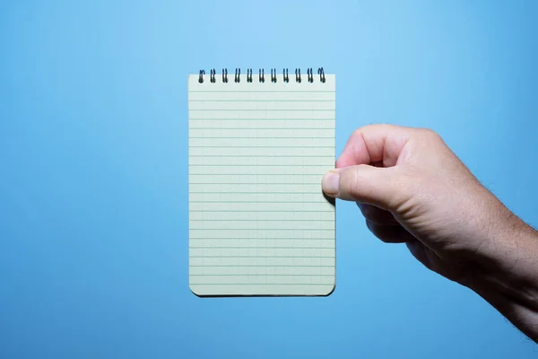 Bloc Notas Mano Hombre Con Fondo Azul — Foto de Stock