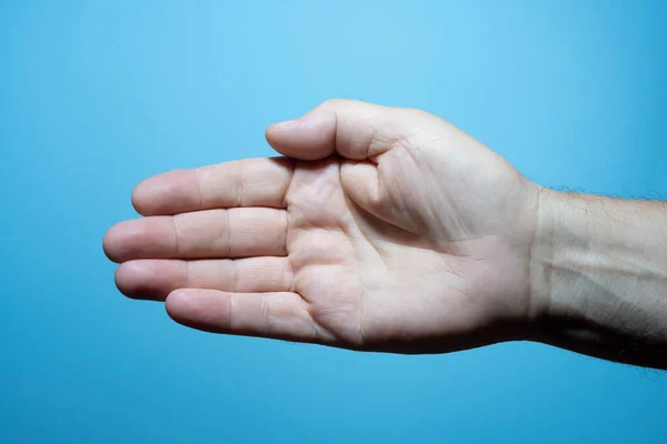 Palmo Della Mano Uomo Con Sfondo Blu — Foto Stock