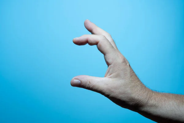 Mavi Arka Planı Olan Bir Erkek Elin Parmakları — Stok fotoğraf