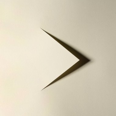 Kesme kartla yapılan yönü gösteren bir okun gölgesi