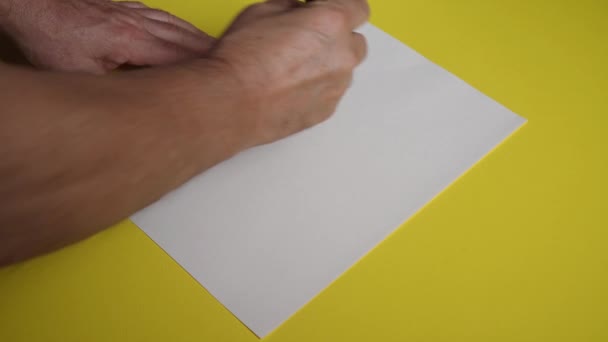 Uomo Disegna Punto Interrogativo Con Marcatore Foglio Bianco — Video Stock