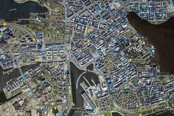 イタリアのウディネ 2021年8月21日 フィンランドの首都ヘルシンキのGoogleマップ衛星ビューは 指で示されています — ストック写真