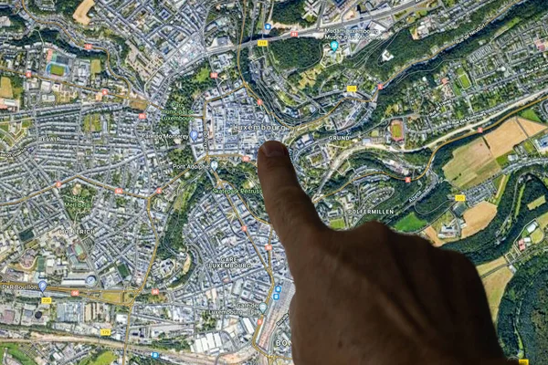 Udine Itálie Srpna2021 Gooble Maps Satellite View Luxembourg Indicated Finger — Stock fotografie