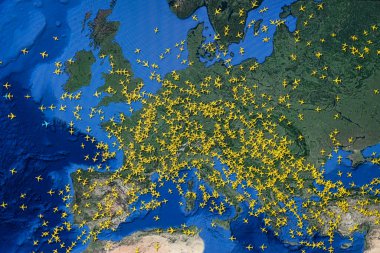 Udine, İtalya. 16 Ağustos 2021 Avrupa semalarındaki hava trafiğinin haritası.